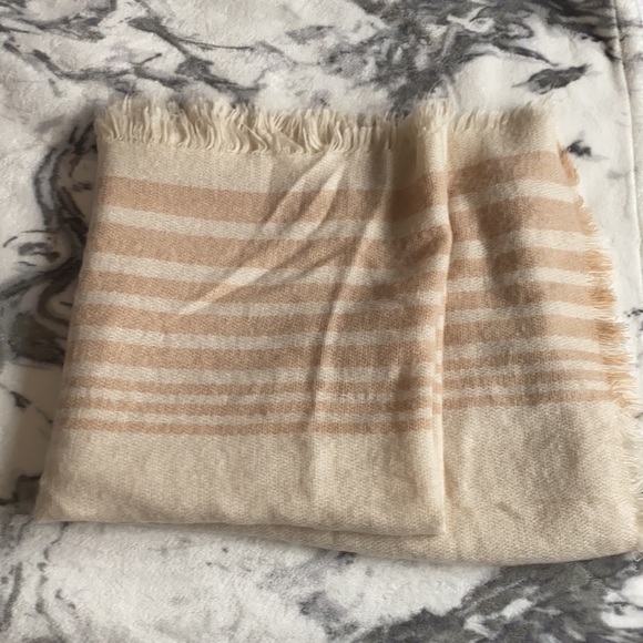 Aerie scarf - Picture 2 of 2